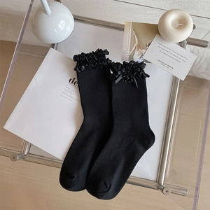 Calze Lolita nere con volant in pizzo e fiocco di seta per un look stile JK