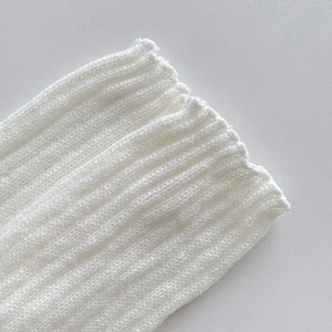 Détail du tricot blanc côtelé de ces jambières japonaises de style écolière JK