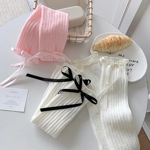 Détails de jambières en maille avec de jolis nœuds en satin de style balletcore
