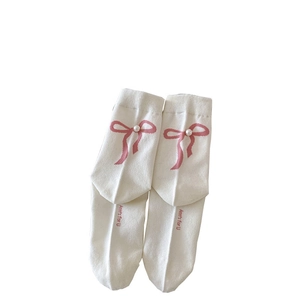 Chaussettes blanches style ballet japonais avec nœuds roses et perles élégantes