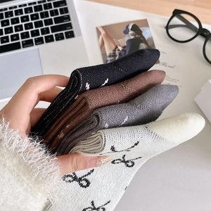 Detail von vierteiligen Baumwoll-Ballettsocken in Schwarz, Kaffee, Grau und floralem Weiß