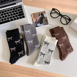 Detailansicht von vier Paar Socken im Ballett-Stil mit Schleifenmuster in verschiedenen Farben
