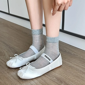 Ballerine in raso bianco con fiocco e cinturino elastico con calze a rete