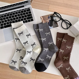 Detaillierte Ansicht des Dreierpacks Ballettsocken mit gewebten weißen Schleifenmustern
