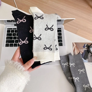 Detailansicht von Ballet Baumwoll-Socken mit kontrastierenden Schleifen-Strickmustern