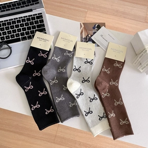 Flachbild von Strick-Socken mit Bogen-Jacquard in Schwarz, Grau und Kaffeebraun