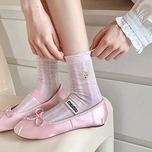 Ballerines en satin rose avec nœud et chaussettes en maille blanche brodées d'ours