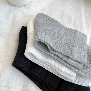 Dettagli della maglia di calze a metà polpaccio traspiranti in nero bianco e grigio