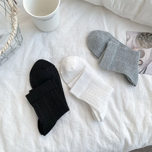 Piatto di calzini in maglia traforata traspirante nei colori nero, bianco e grigio