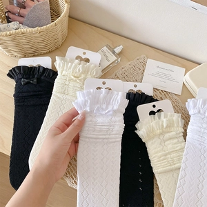 Détails de volants en dentelle, nœuds en satin et motifs de cœurs sur les chaussettes