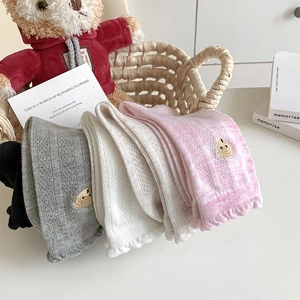 Détail de chaussettes en coton à volants avec broderie ours en quatre couleurs