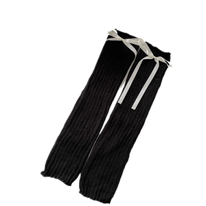 Jambières noires tricotées style japonais avec nœuds crème pour mode hivernale douce