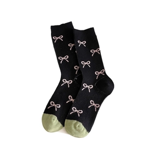 Damensocken im Ballett-Stil in Schwarz mit rosa Schleifen und grüner Kontrastspitze