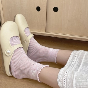 Details von rosa Strickstulpen mit Hasen-Stickerei, Spitzenrand und Perlen-Mules