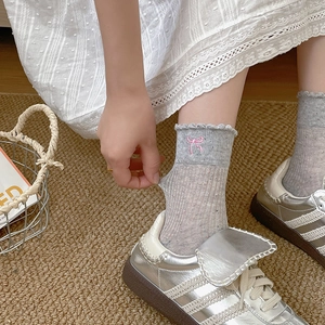 Graue Spitzensocken mit rosa Schleifenstickerei und modischen Rüschenbündchen für Damen
