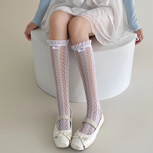 Chaussettes montantes blanches en maille ajourée avec nœuds et chaussures Mary Jane