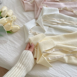 Polo in maglia a nido d'ape rosa, bianca e gialla con fiocchi e decorazioni chic