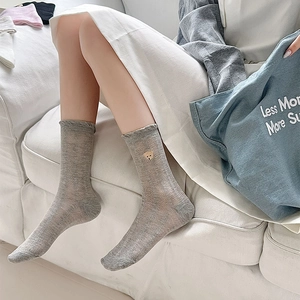 Chaussettes mi-mollet gris clair avec broderie ours et dentelle en maille aérée