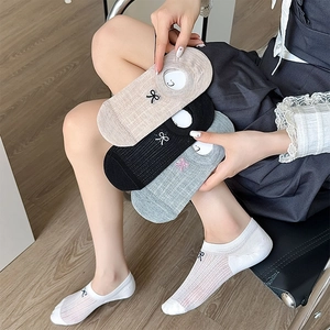 Detail of mesh lace invisible boat socks for women with bow embroidery and non-slip silicone