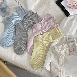 Fünf Paar Pastell-Socken mit Wellensaum, bunten Punkten und Schmetterlingsstickerei