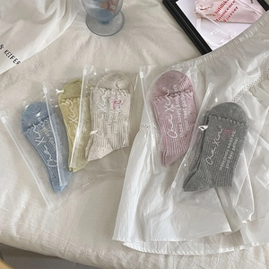 Nahaufnahme der fünf farbigen Socken mit Spitzenrand, Punktmuster und Rüschendetails
