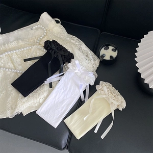Chaussettes hautes avec dentelle à volants et nœuds en noir, blanc et beige clair