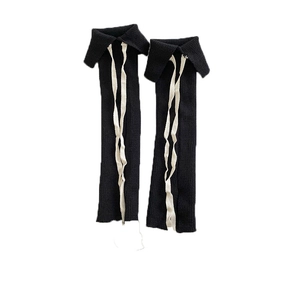 Scaldamuscoli neri stile giapponese con fiocchi in nastro bianco e maglia a coste