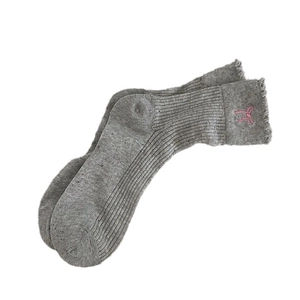 Dunkelgraue Söckchen mit Spitze, süßer rosa Schleifenstickerei und Rüschen für Damen