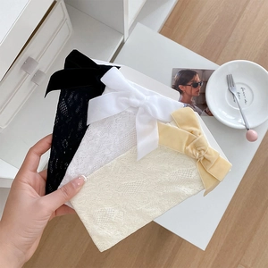 Detailansicht der Ballett-Spitzensocken mit Samtschleifen in Schwarz, Weiß und Beige