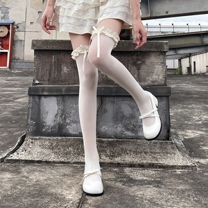 Détail de chaussettes hautes en dentelle JK blanches avec nœud et chaussures