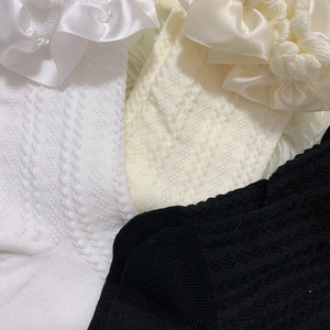 Gros plan de chaussettes hautes Lolita avec dentelle et maille torsadée en trois couleurs