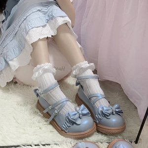 Détail de chaussures Mary Jane Lolita bleu clair avec doubles brides et nœuds larges