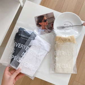 Detaillierte Spitzentextur und Schleifendetails an Ballett-Socken in verschiedenen Farben