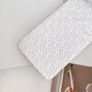 Gros plan sur tissu au crochet blanc avec motif élégant en tricot nid d'abeille