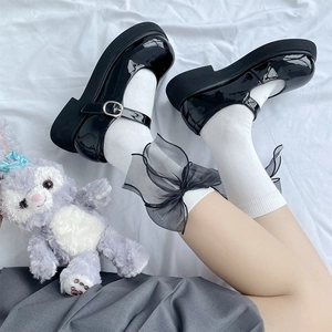 Chaussettes Lolita blanches à nœuds en tulle et chaussures Mary Jane noires vernies