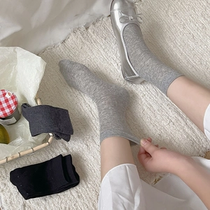 Chaussettes grises et noires avec motif de cœur évidé de style étudiant et chaussures argentées