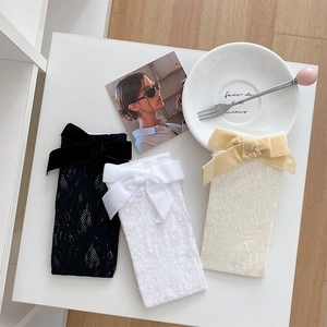 Spitzensocken mit Samtschleifen in Schwarz, Weiß und Beige mit floralen Spitzenmustern