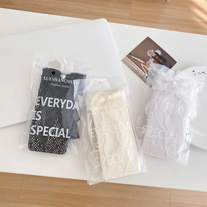 Trois paires de chaussettes en dentelle résille avec nœuds doux en emballage individuel