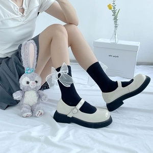 Détail de chaussures Mary Jane Lolita crème avec semelles compensées et nœud en organza