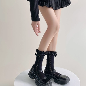 Chaussettes hautes noires style JK avec nœuds et dentelle et Mary Janes à plateforme