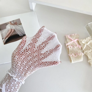 Détails de chaussettes en dentelle blanche ajourée avec nœuds en ruban rose et volants