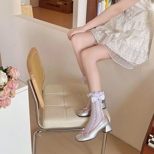 Détails de chaussures Mary Jane argentées avec nœuds roses et chaussettes en dentelle