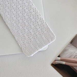 Gros plan détaillé des chaussettes en dentelle blanche au crochet avec motif à mailles