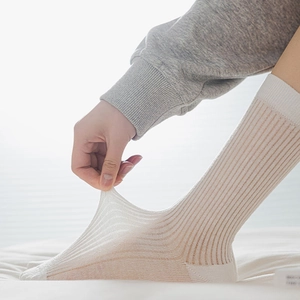 Détail de la grande élasticité et texture côtelée sur chaussettes blanches respirantes