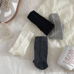 Vue détaillée du motif en maille ajourée respirante sur des chaussettes en coton