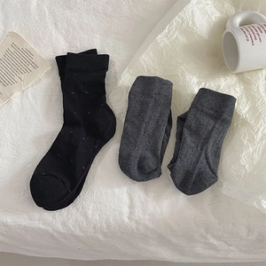 Détail de chaussettes fines à motif ajouré coeur avec rayures et poignets à bords-côtes