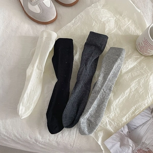 Détail de la maille de quatre paires de chaussettes hautes avec motifs de cœurs brodés
