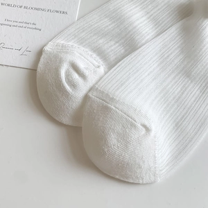 Détail de chaussettes blanches en maille côtelée avec pointe sans couture et texture douce