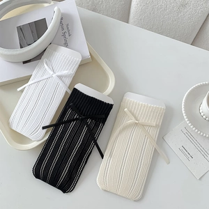 Détail de chaussettes style ballerine avec nœuds en ruban et maille ajourée verticale