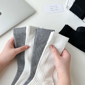 Détail de chaussettes en coton côtelé montrant la texture et les bords élastiques